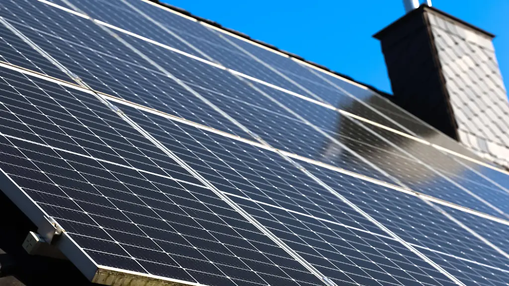 PV-Anlage auf schrägem Hausdach-imago